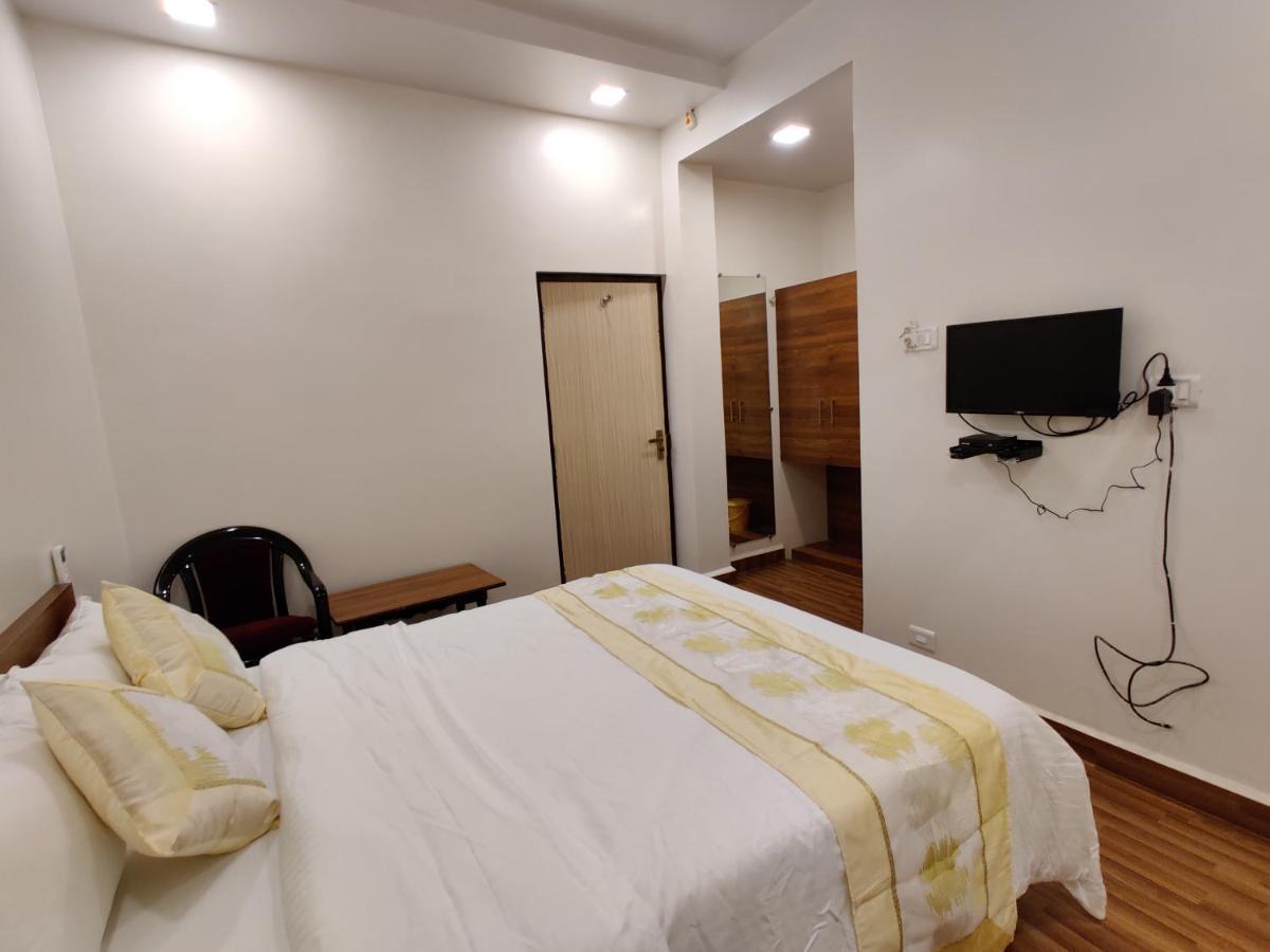 Hotel Surya Grande Kudal  Exterior photo