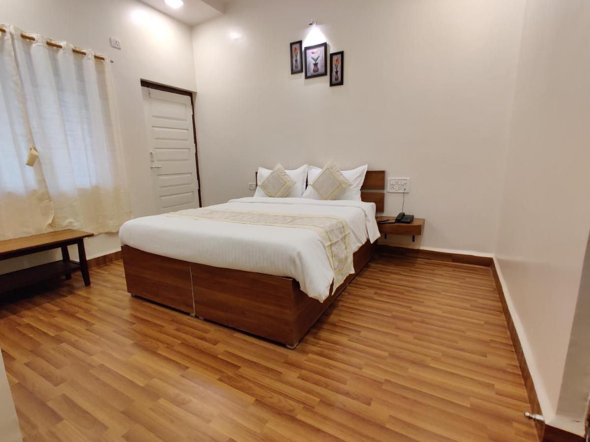 Hotel Surya Grande Kudal  Exterior photo